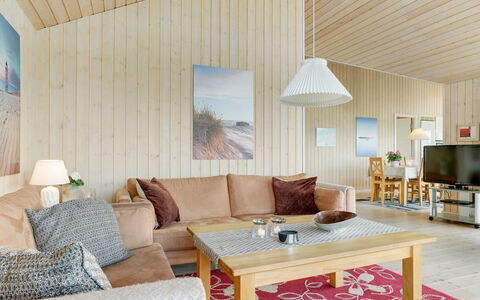 Iacobus - 400M from the Sea: Meubles, Design Intérieur, Sol, Bois, Plafond, Sol, Canapé, Pièce, Parquet, Salon