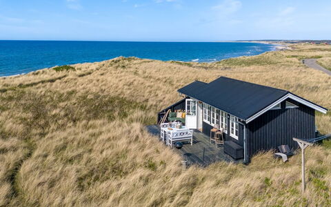 Stintje - 20M from the Sea: Bâtiment, Maison, Fenêtre, Domicile, Toit, Zone Résidentielle, Arbuste, Chalet, Lot Terre