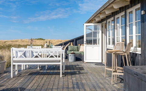 Stintje - 20M from the Sea: Bâtiment, Maison, Fenêtre, Domicile, Toit, Zone Résidentielle, Arbuste, Chalet, Lot Terre