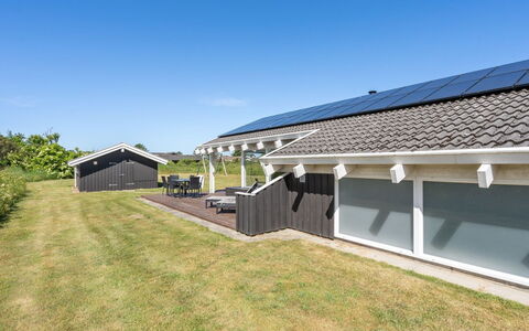 Serine - 800M from the Sea: Bois, Toit, Maison, Chalet, Porte, Domicile, Siding, Lot Terre, Batiments Jardin, Cabanon