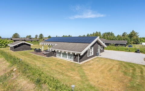 Serine - 800M from the Sea: Bois, Toit, Maison, Chalet, Porte, Domicile, Siding, Lot Terre, Batiments Jardin, Cabanon