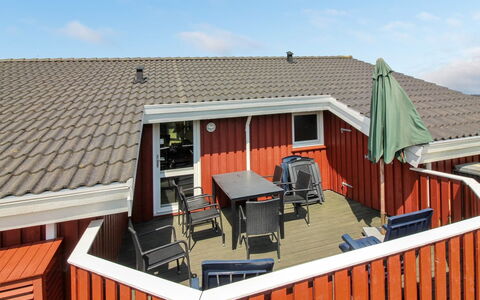 Diderik - 300M from the Sea: Bois, Toit, Domicile, Composite, Tache De Bois, Siding, Ombre, Conception, Daylighting, Mobilier De Jardin