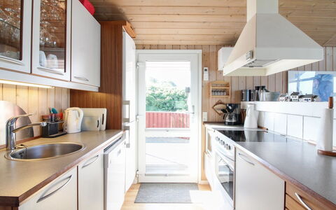 Diderik - 300M from the Sea: Cuisine, Comptoir, Appareil De Cuisine, Design Intérieur, Meubles, Sol, Principaux Appliance, Bois, Cabinetry, Sol