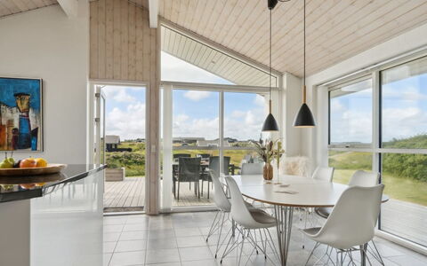 Ohto - 281M from the Sea: Plafond, Sol, Table Cuisine Et Salle A Manger, Luminaire, Parquet, Dur, Salon, Chaise, Lampe