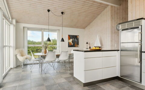 Ohto - 281M from the Sea: Sol, Sol, Bois, Design Intérieur, Cuisine, Plafond, Meubles, Parquet, Comptoir, Cabinetry