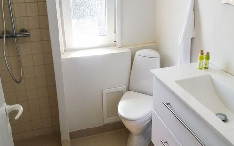Gerlef - 382M from the Sea: Siège De Toilette, Salle De Bains, Toilette, Luminaire Plomberie, Lavabo, Sol, Mur, Sol, Évier, Design Intérieur