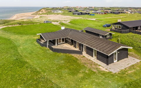 Sinnika - 75M from the Sea: Maison, Domicile, Porte, Toit, Chalet, Biens, Jardin, Ombre, Siding, Cour