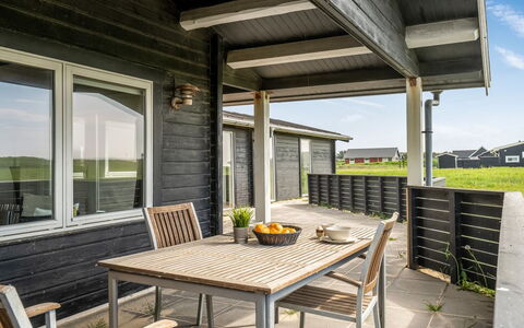Sinnika - 75M from the Sea: Maison, Domicile, Porte, Toit, Chalet, Biens, Jardin, Ombre, Siding, Cour
