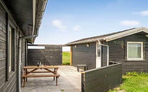 Sinnika - 75M from the Sea: Maison, Domicile, Porte, Toit, Chalet, Biens, Jardin, Ombre, Siding, Cour