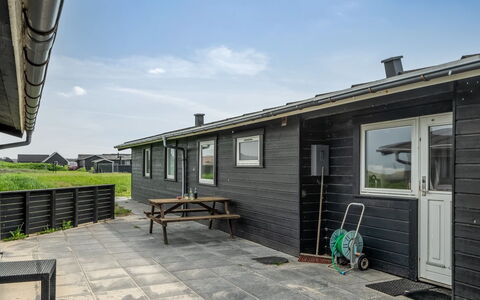 Sinnika - 75M from the Sea: Maison, Domicile, Porte, Toit, Chalet, Biens, Jardin, Ombre, Siding, Cour