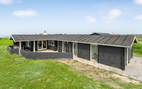 Sinnika - 75M from the Sea: Maison, Domicile, Porte, Toit, Chalet, Biens, Jardin, Ombre, Siding, Cour