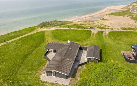 Sinnika - 75M from the Sea: Maison, Domicile, Porte, Toit, Chalet, Biens, Jardin, Ombre, Siding, Cour