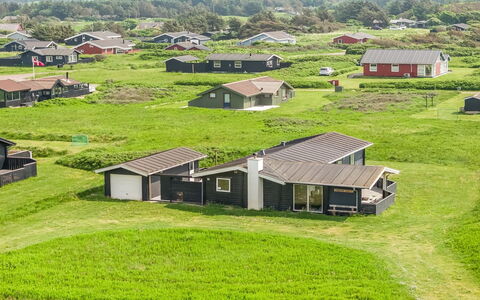 Sinnika - 75M from the Sea: Maison, Domicile, Porte, Toit, Chalet, Biens, Jardin, Ombre, Siding, Cour