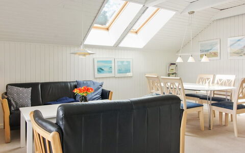 Halli - 700M from the Sea: Bois, Domicile, Porche, Plate-Forme, Dur, Toit, Tache De Bois, Parquet, Eco Hôtel