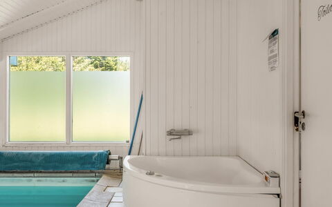 Franka - 950M from the Sea: Sol, Sol, Design Intérieur, Bois, Plafond, Luminaire Plomberie, Baignoire, Composite, Pièce, Salle De Bains