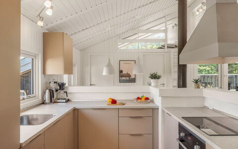 Franka - 950M from the Sea: Cuisine, Comptoir, Design Intérieur, Meubles, Cabinetry, Appareil De Cuisine, Sol, Luminaire, Plafond, Bois