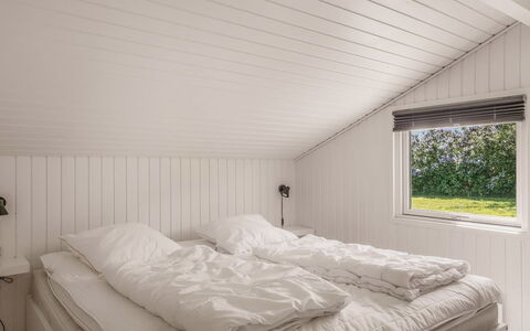Franka - 950M from the Sea: Bois, Plafond, Chambre, Sol, Design Intérieur, Sol, Lit, Literie, Drap De Lit, Cadre De Lit