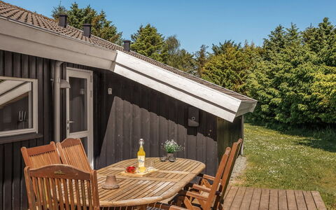 Franka - 950M from the Sea: Bois, Toit, Domicile, Chalet, Dur, Porche, Siding, Tache De Bois, Planche, Porte