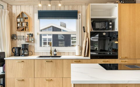 Zafirka - 364M from the Sea: Bois, Meubles, Sol, Design Intérieur, Cuisine, Appareil De Cuisine, Cabinetry, Comptoir, Tache De Bois, Placard
