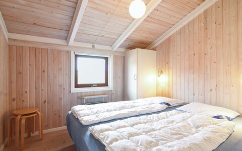 Skrallan - 400M from the Sea: Bois, Chambre, Domicile, Lit, Dur, Drap De Lit, Literie, Cadre De Lit, Tache De Bois, Planche