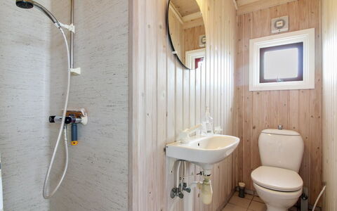Skrallan - 400M from the Sea: Luminaire Plomberie, Mur, Sol, Salle De Bains, Bois, Siège De Toilette, Sol, Toilette, Lavabo, Évier