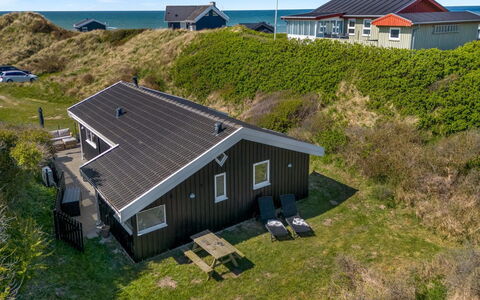Idalia - 125M from the Sea: Bâtiment, Maison, Bois, Domicile, Toit, Chalet, Zone Résidentielle, Arbuste, Architecture