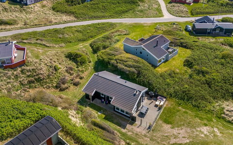 Idalia - 125M from the Sea: Bâtiment, Maison, Bois, Domicile, Toit, Chalet, Zone Résidentielle, Arbuste, Architecture