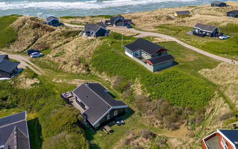 Idalia - 125M from the Sea: Bâtiment, Maison, Bois, Domicile, Toit, Chalet, Zone Résidentielle, Arbuste, Architecture