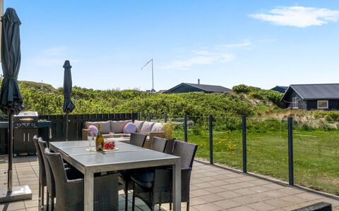 Idalia - 125M from the Sea: Bleu, Arbuste, Chalet, Couverture De Sol, Jardin, Biens, Ombre, Aménagement Paysager, Ferme, Eco Hôtel