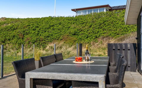 Idalia - 125M from the Sea: Bleu, Arbuste, Chalet, Couverture De Sol, Jardin, Biens, Ombre, Aménagement Paysager, Ferme, Eco Hôtel