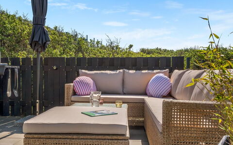 Idalia - 125M from the Sea: Bleu, Arbuste, Chalet, Couverture De Sol, Jardin, Biens, Ombre, Aménagement Paysager, Ferme, Eco Hôtel