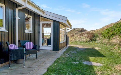 Idalia - 125M from the Sea: Bleu, Arbuste, Chalet, Couverture De Sol, Jardin, Biens, Ombre, Aménagement Paysager, Ferme, Eco Hôtel