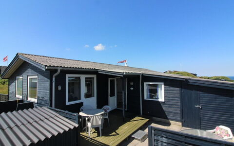 Ellynor - 200M from the Sea: Bois, Toit, Maison, Chalet, Porte, Domicile, Siding, Lot Terre, Batiments Jardin, Cabanon