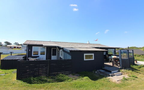 Ellynor - 200M from the Sea: Bois, Toit, Maison, Chalet, Porte, Domicile, Siding, Lot Terre, Batiments Jardin, Cabanon