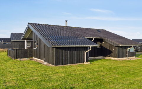Auvo - 600M from the Sea: Maison, Domicile, Zone Résidentielle, Toit, Chalet, Lot Terre, Biens, Cour, Jardin, Siding