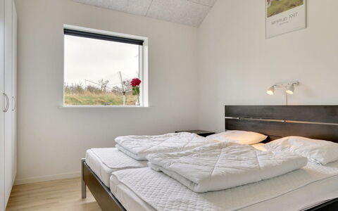Swarthofthi - 1.5Km from the Sea: Chambre, Plafond, Lit, Design Intérieur, Literie, Drap De Lit, Sol, Linge, Pièce, Cadre De Lit