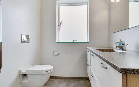 Swarthofthi - 1.5Km from the Sea: Salle De Bains, Design Intérieur, Sol, Mur, Luminaire Plomberie, Sol, Miroir, Armoire De Toilette, Robinet, Évier