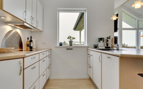 Swarthofthi - 1.5Km from the Sea: Design Intérieur, Sol, Cuisine, Comptoir, Bois, Plafond, Cabinetry, Luminaire, Sol, Appareil De Cuisine