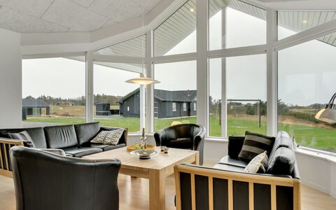 Swarthofthi - 1.5Km from the Sea: Plafond, Bois, Design Intérieur, Sol, Sol, Salon, Domicile, Meubles, Canapé