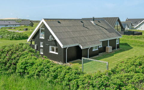 Ananda - 245M from the Sea: Bois, Toit, Maison, Chalet, Porte, Domicile, Siding, Lot Terre, Batiments Jardin, Cabanon