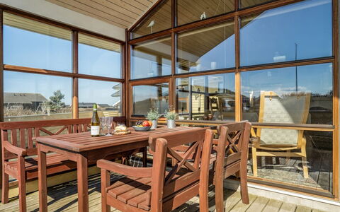 Fam - 300M from the Sea: Maison, Domicile, Porte, Toit, Chalet, Biens, Jardin, Ombre, Siding, Cour