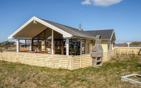 Fam - 300M from the Sea: Maison, Domicile, Porte, Toit, Chalet, Biens, Jardin, Ombre, Siding, Cour