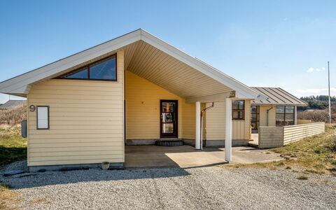 Fam - 300M from the Sea: Maison, Domicile, Porte, Toit, Chalet, Biens, Jardin, Ombre, Siding, Cour