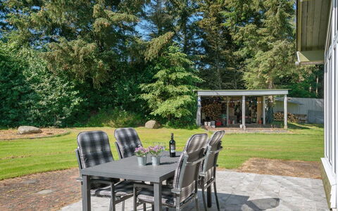 Marsa - 1.5Km from the Sea: Meubles, Mobilier De Jardin, Chaise, Table, Tableau De Plein Air, Jardin, Table Cuisine Et Salle A Manger, Ombre, Patio, Structure En Plein Air
