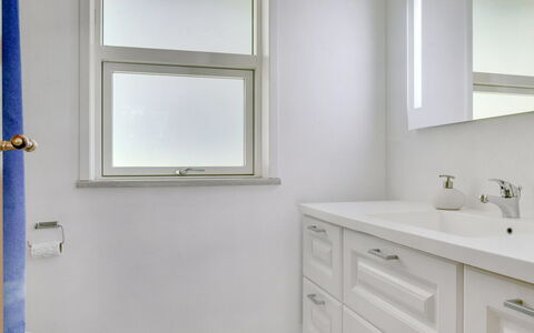 Marsa - 1.5Km from the Sea: Mur, Design Intérieur, Luminaire Plomberie, Plafond, Sol, Armoire De Toilette, Salle De Bains, Sol, Pièce, Miroir