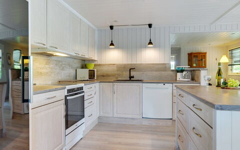 Sorja - 420M from the Sea: Cuisine, Comptoir, Design Intérieur, Bois, Sol, Appareil De Cuisine, Cabinetry, Meubles, Plafond, Luminaire