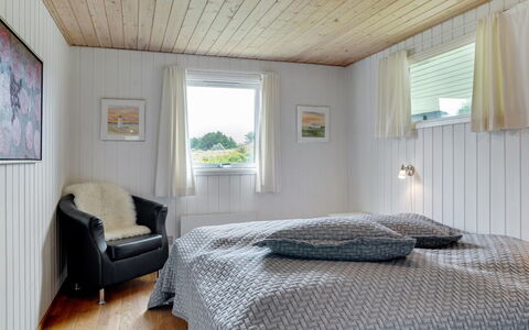 Sorja - 420M from the Sea: Lit, Chambre, Design Intérieur, Literie, Drap De Lit, Meubles, Bois, Plafond, Sol, Sol