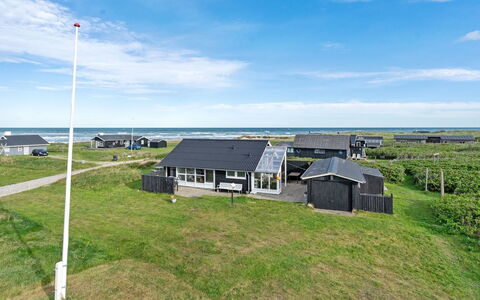 Miroslava - 140M from the Sea: Maison, Domicile, Porte, Toit, Chalet, Biens, Jardin, Ombre, Siding, Cour