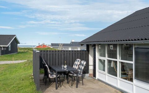 Miroslava - 140M from the Sea: Maison, Domicile, Porte, Toit, Chalet, Biens, Jardin, Ombre, Siding, Cour