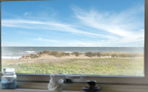 Miroslava - 140M from the Sea: Maison, Domicile, Porte, Toit, Chalet, Biens, Jardin, Ombre, Siding, Cour